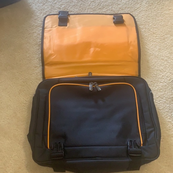 Kenneth Cole reaction laptop case - Picture 4 of 7